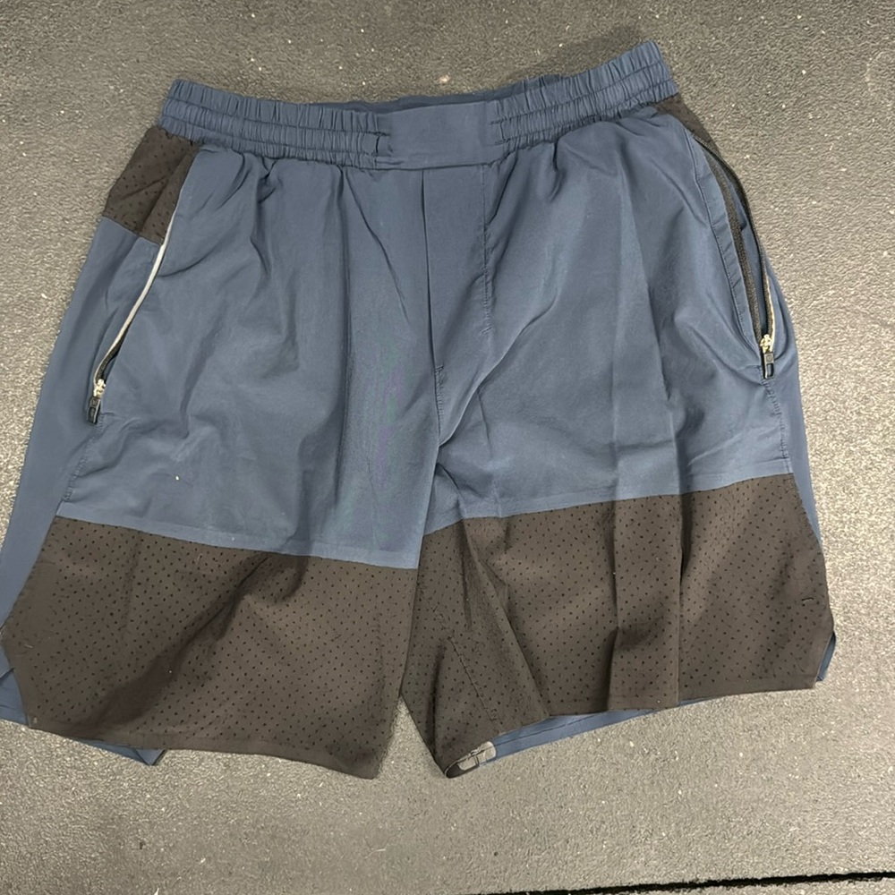 Lululemon Shorts LINERLESS 6.5 inseam size small